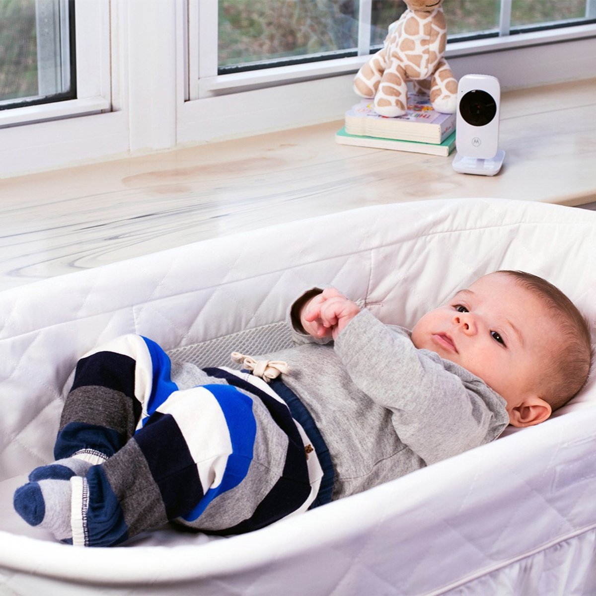 Motorola VM481 video babyfoon – baby monitor met camera – 2 inch kleurenscherm – infrarood nachtzicht – digitale zoom – draadloze babybewaking – bereik tot 300 meter – ouderunit met display – compacte babycamera set wit