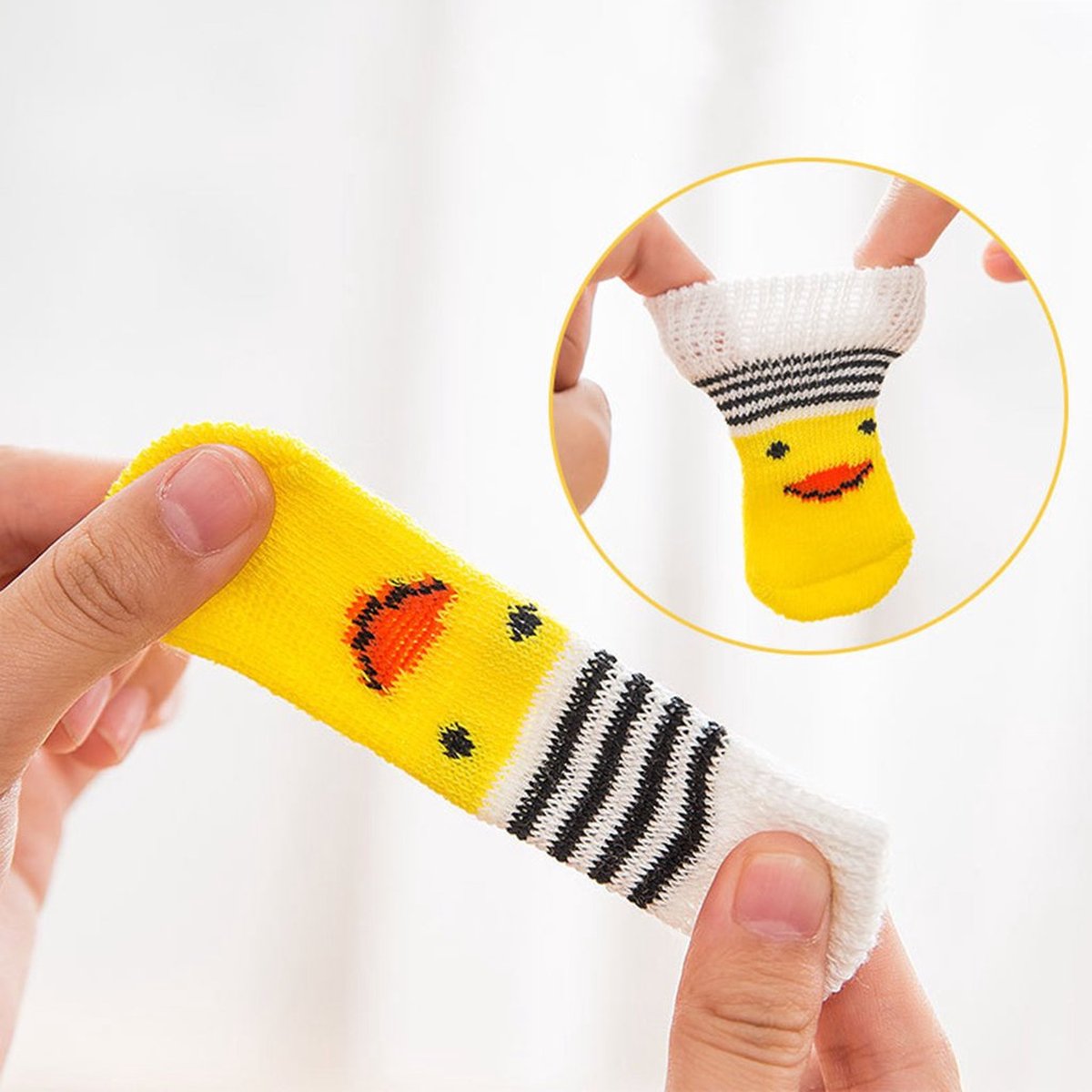 4 Stuks - Antislip Hondensokken - Schattige Huisdier Sokken - Bescherming voor Kleine en Middelgrote Honden - Modieuze en Functionele Pootbescherming - Stretch Materiaal - Eendjes - Geel - Maat L