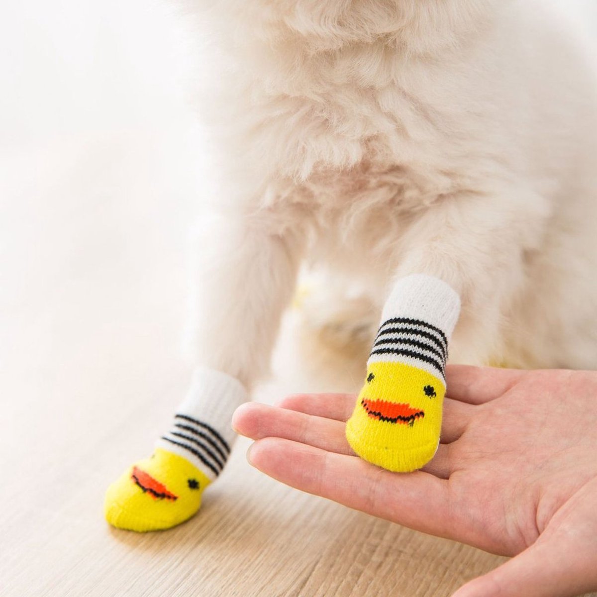 4 Stuks - Antislip Hondensokken - Schattige Huisdier Sokken - Bescherming voor Kleine en Middelgrote Honden - Modieuze en Functionele Pootbescherming - Stretch Materiaal - Eendjes - Geel - Maat L