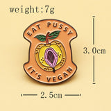 2 Stuks - Veganistische / Vegetarische Emaille Pins Set - Metalen Broches - "Plant Powered" en "Eat Pussy It's Vegan" Designs - Perfecte Accessoire voor Veganisten - Duurzame en Stijlvolle Pins - Vegan Cadeau Idee