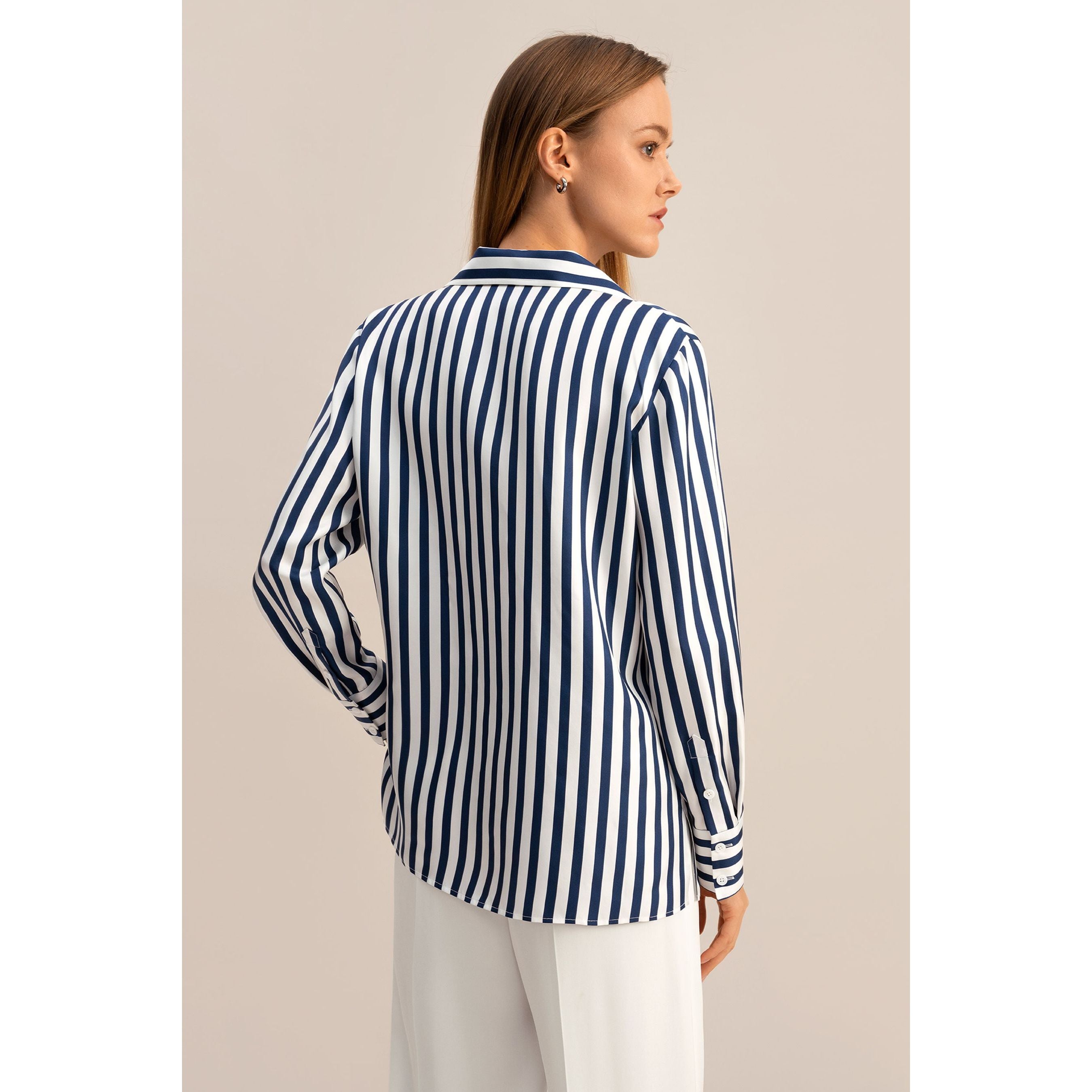 LILYSILK – Damesblouse – 100% Zijde – Blauw Witte Pinstripes – V-Hals – Lange Mouwen – Lichtgewicht – Ademend – Tijdloos Design – Maat S