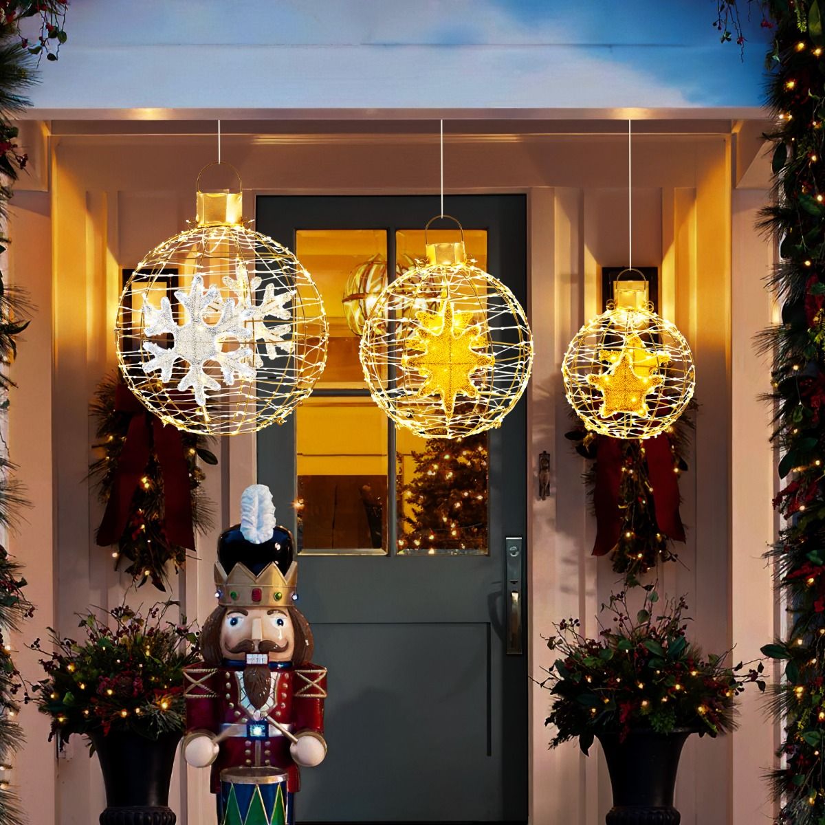 Set van 3 Voorverlichte Lantaarnballen - Hangende Kerstdecoratie met 732 Heldere LED-Lampjes - Goud - Waterdicht Ontwerp - Voor Binnen en Buiten - Inclusief Haken, Kabelbinders en Grondpennen