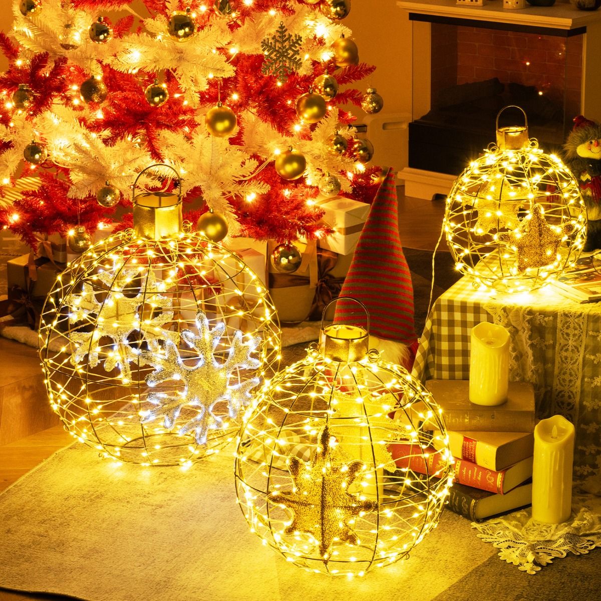 Set van 3 Voorverlichte Lantaarnballen - Hangende Kerstdecoratie met 732 Heldere LED-Lampjes - Goud - Waterdicht Ontwerp - Voor Binnen en Buiten - Inclusief Haken, Kabelbinders en Grondpennen