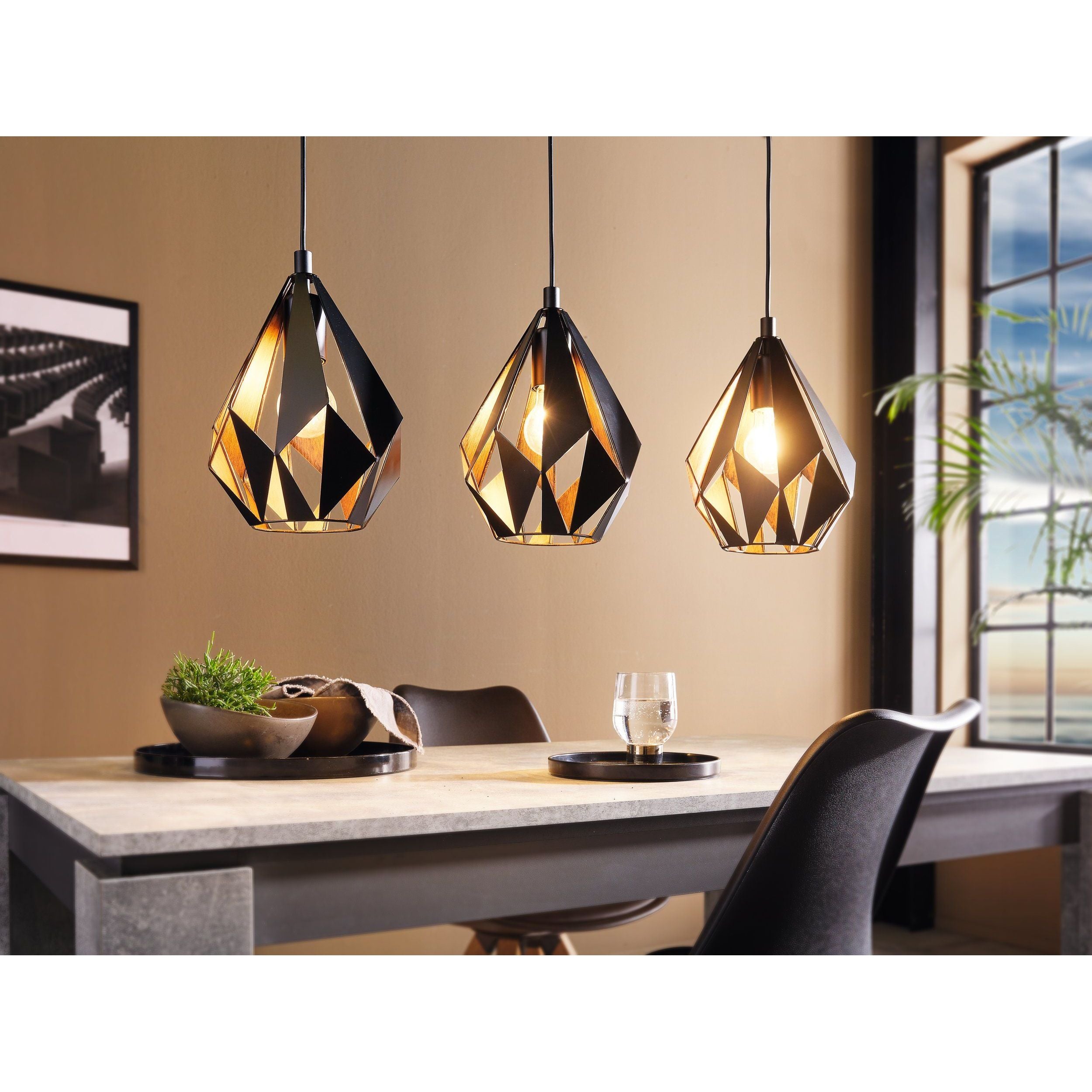 CARLTON 1 Hanglamp - Geometrisch Design in Zwart Metaal Met Koperkleurige Binnenkant - 3 Ruitvormige Kappen - Industriële Hanglamp - Geschikt Voor Woonkamer, Eetkamer, Keuken - 805mm Lang - E27 Fitting
