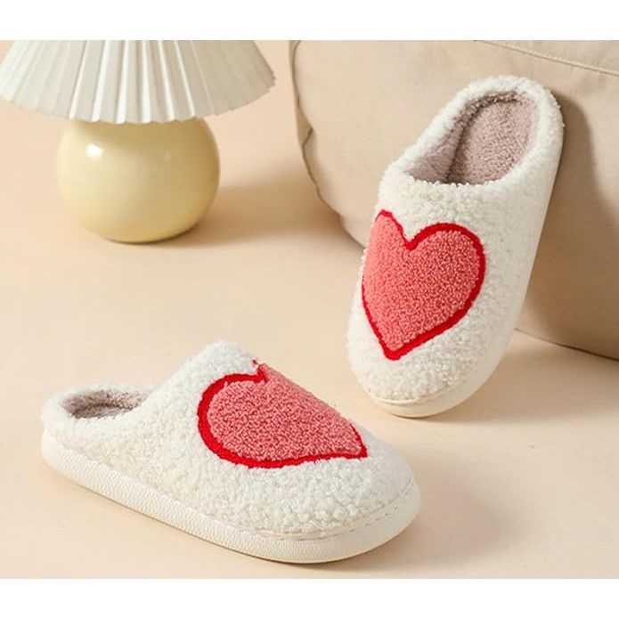 Winter Sloffen met Liefdevol Harten Borduurwerk - Gezellige en Warme Pantoffels voor Binnen in de Slaapkamer - Zachte en Comfortabele Dames Pantoffels voor de Winter - Huiselijke en Knusse Slippers met Hartenborduursel