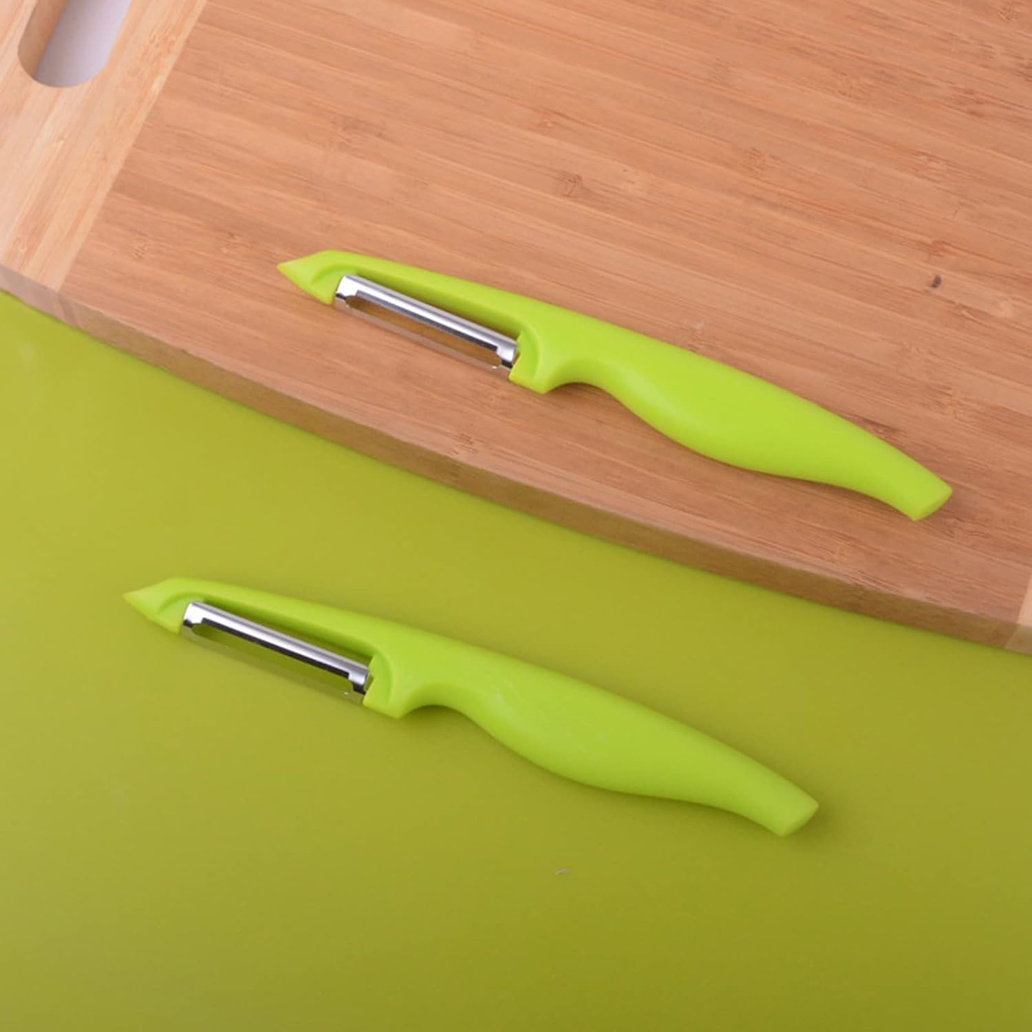 2 Stuks - Dubbelzijdige Groenteschiller - Scherpe RVS Mesjes - Klassieke Stijl - Ergonomische Handgreep - Kunststof & Roestvrijstaal - Voor Aardappelen, Wortelen, Courgette en Meer - 18.7 x 2.5 cm - Groen