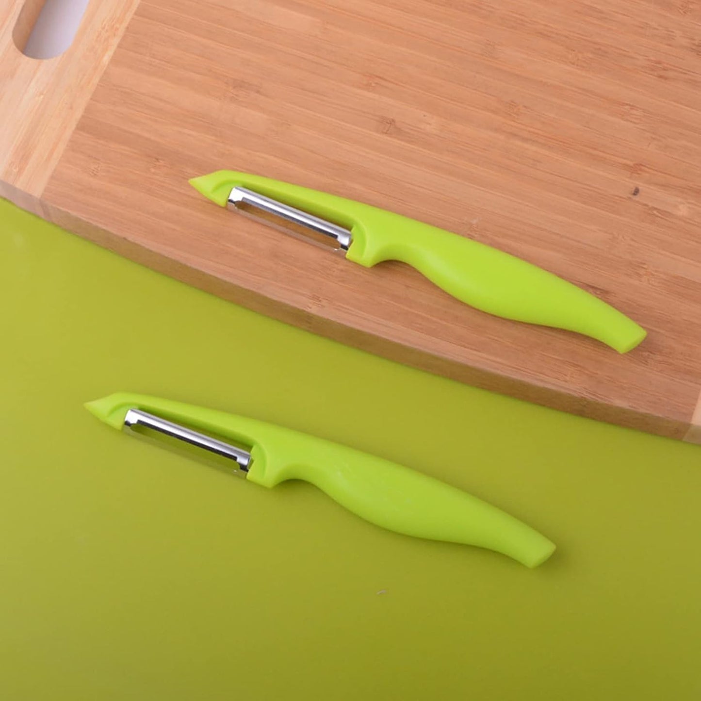 2 Stuks - Dubbelzijdige Groenteschiller - Scherpe RVS Mesjes - Klassieke Stijl - Ergonomische Handgreep - Kunststof & Roestvrijstaal - Voor Aardappelen, Wortelen, Courgette en Meer - 18.7 x 2.5 cm - Groen