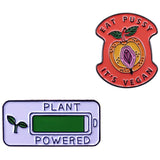 2 Stuks - Veganistische / Vegetarische Emaille Pins Set - Metalen Broches - "Plant Powered" en "Eat Pussy It's Vegan" Designs - Perfecte Accessoire voor Veganisten - Duurzame en Stijlvolle Pins - Vegan Cadeau Idee