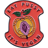 2 Stuks - Veganistische / Vegetarische Emaille Pins Set - Metalen Broches - "Plant Powered" en "Eat Pussy It's Vegan" Designs - Perfecte Accessoire voor Veganisten - Duurzame en Stijlvolle Pins - Vegan Cadeau Idee