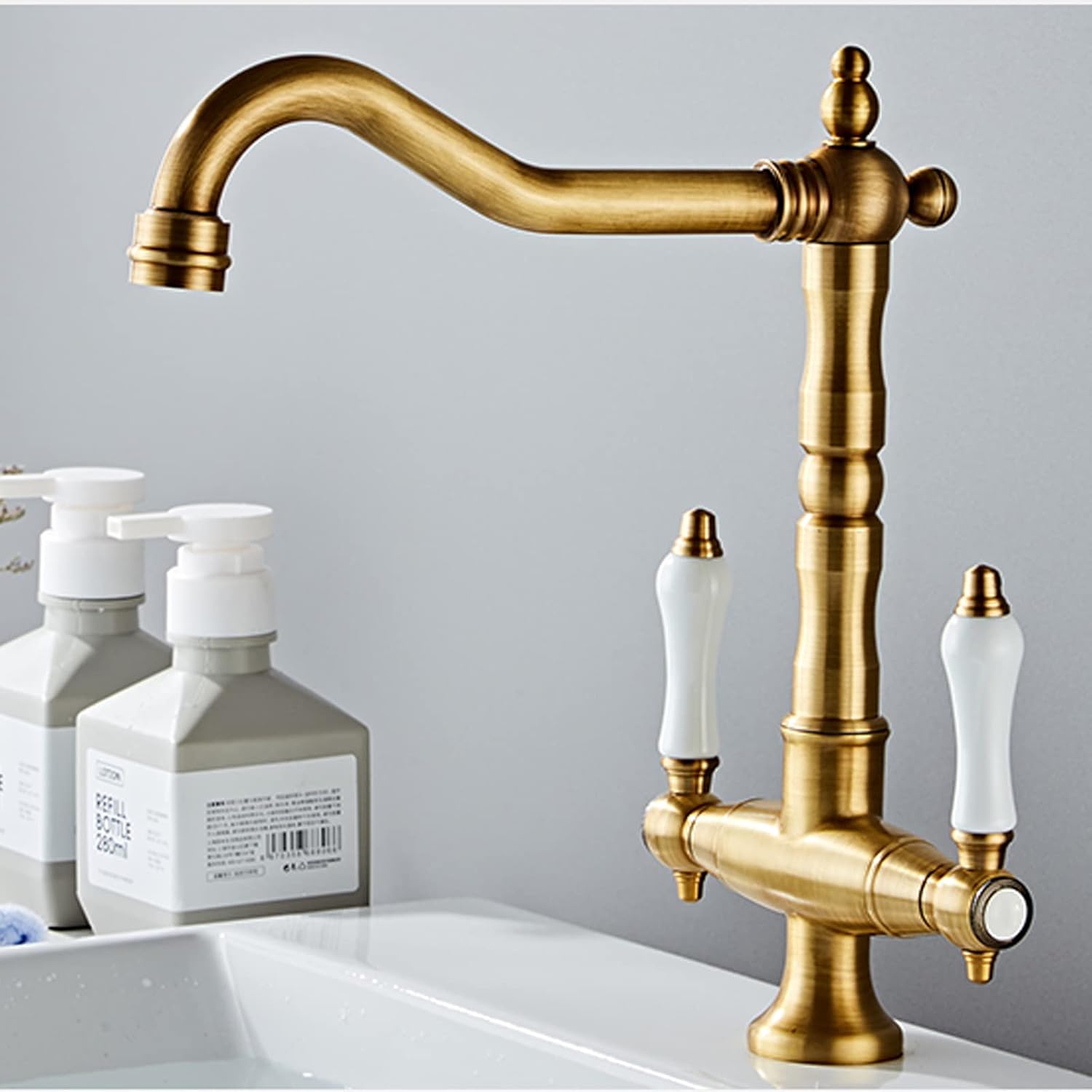 Keukenkraan Geborsteld Messing – Retro Stijl – 360° Draaibare Gootsteenkraan – Enkel Gat Installatie – Antieke Kraan Voor Koud & Warm Water – Luxe Design Voor Keuken & Badkamer