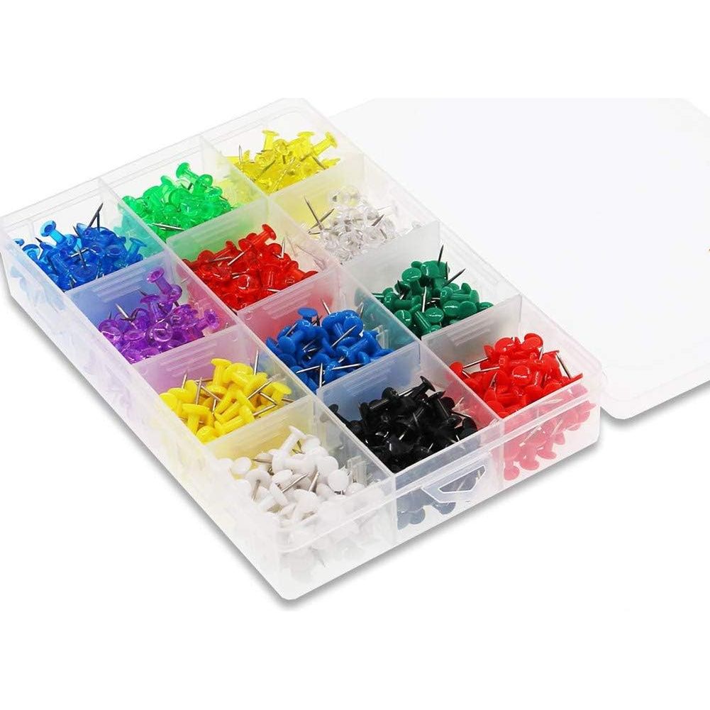 600 – Setje met Duizelingwekkende Hoeveelheid Push Pins - Kleurrijke Push Pins met Gekleurde Duwpennen - Doorzichtige Kaartnaalden met Kunststof Koppen voor Kaarten en Prikborden - Kantoorbenodigdheden voor Thuis en Kantoor - 12 Levendige Kleuren