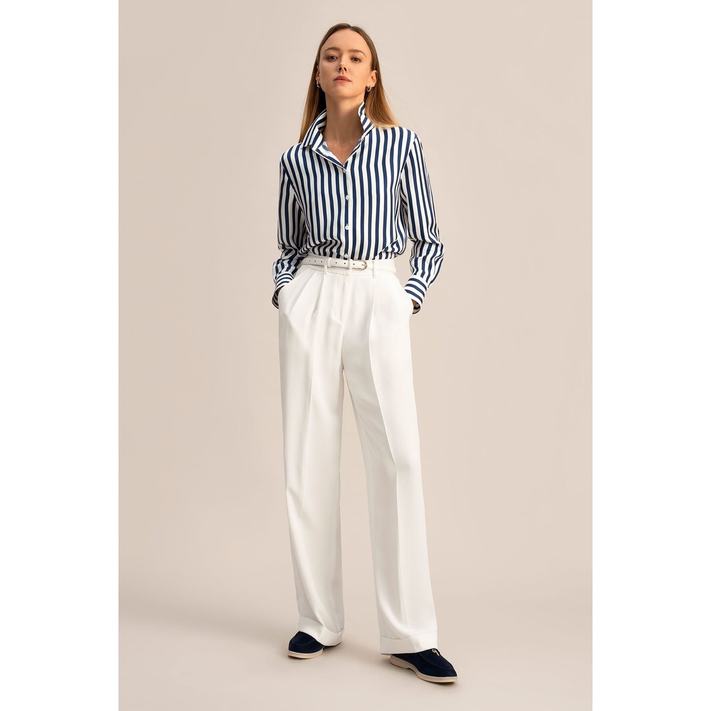 LILYSILK – Damesblouse – 100% Zijde – Blauw Witte Pinstripes – V-Hals – Lange Mouwen – Lichtgewicht – Ademend – Tijdloos Design – Maat S