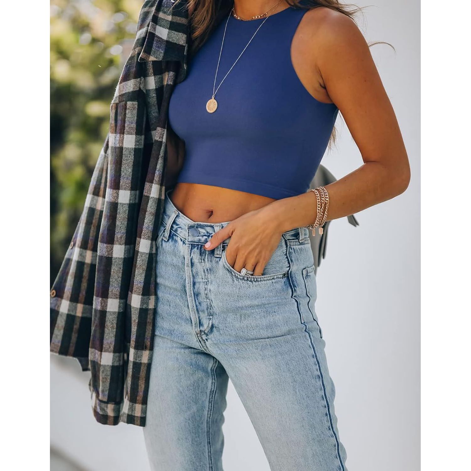 Stijlvolle Dames Sexy Mouwloze Racerback Tanktops - Elegante Halternek Crop Tops, Beschikbaar in Zwart, Wit, Blauw en Groen Grijs - Gemaakt van Zacht en Stretchy Polyester-Spandex Mix, Ideaal voor Zomer, Casual Uitjes en Avondfeesten