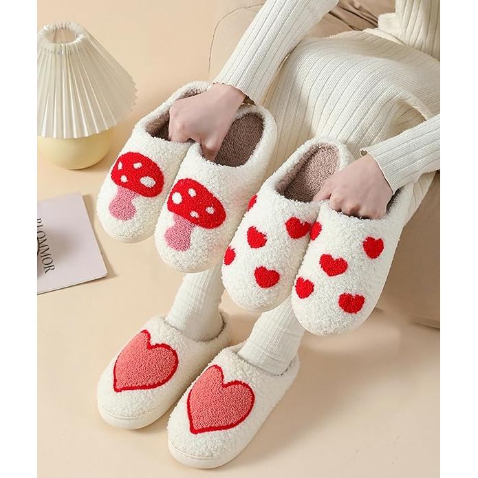 Winter Sloffen met Liefdevol Harten Borduurwerk - Gezellige en Warme Pantoffels voor Binnen in de Slaapkamer - Zachte en Comfortabele Dames Pantoffels voor de Winter - Huiselijke en Knusse Slippers met Hartenborduursel