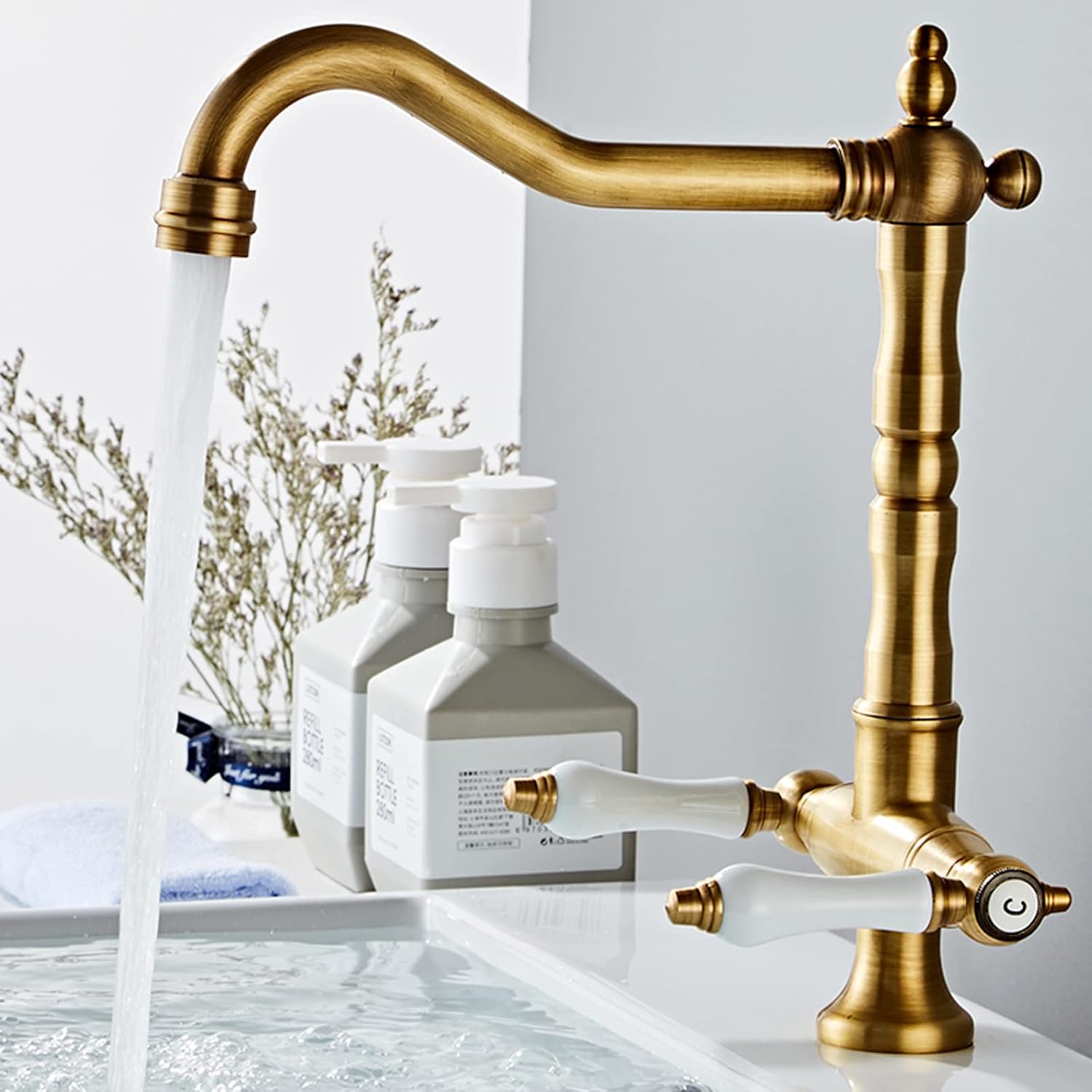 Keukenkraan Geborsteld Messing – Retro Stijl – 360° Draaibare Gootsteenkraan – Enkel Gat Installatie – Antieke Kraan Voor Koud & Warm Water – Luxe Design Voor Keuken & Badkamer