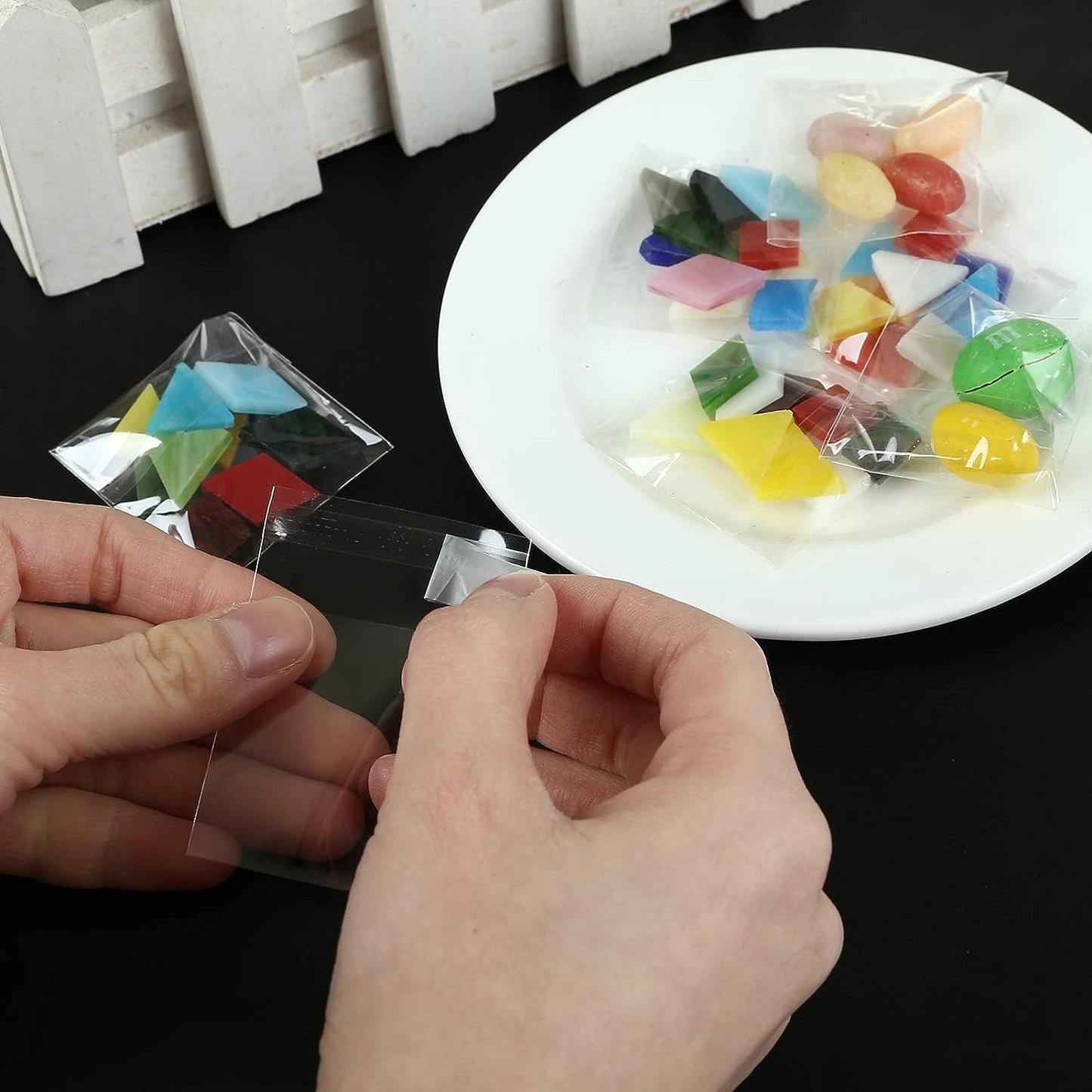 400 Stuks - Doorzichtige Cellofaan Zakjes - Zelf Sluitende Zakjes - Plakstrip Zakje - 40x60mm - Ideaal voor Snoep, Sieraden & Gunsten - Plastic Verpakking