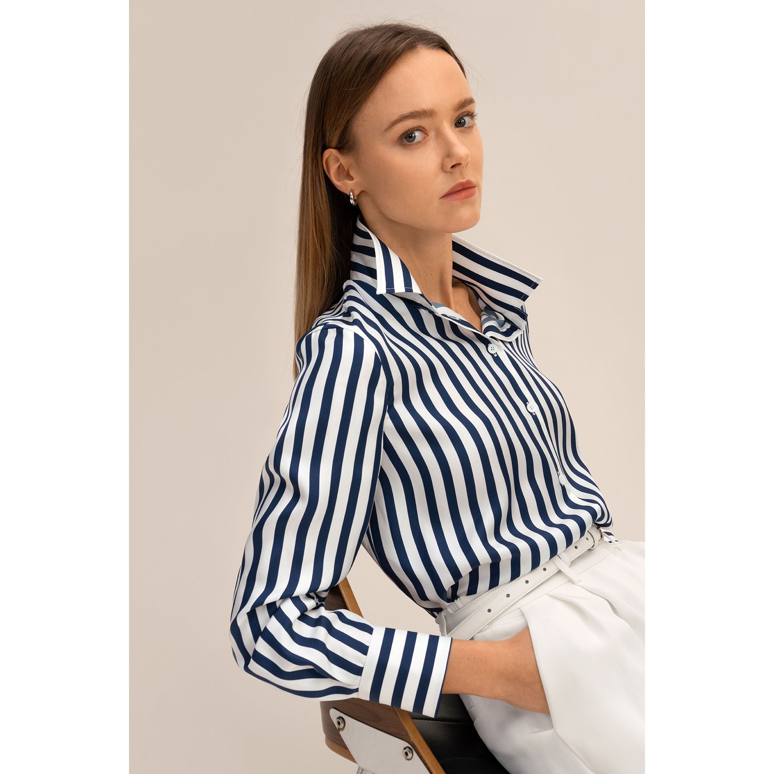 LILYSILK – Damesblouse – 100% Zijde – Blauw Witte Pinstripes – V-Hals – Lange Mouwen – Lichtgewicht – Ademend – Tijdloos Design – Maat S