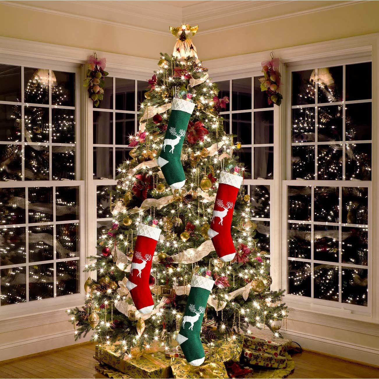 4 Stuks - Kerstsokken Gebreide Rendiermotief - Ophangbare Decoratieve Kerst Ornament - Rendier Gebreide Kerstkousen - Klassieke Stijl met Een Speels Tintje - Hoogwaardige Kwaliteit - 2 Rood / 2 Groen - 46cm