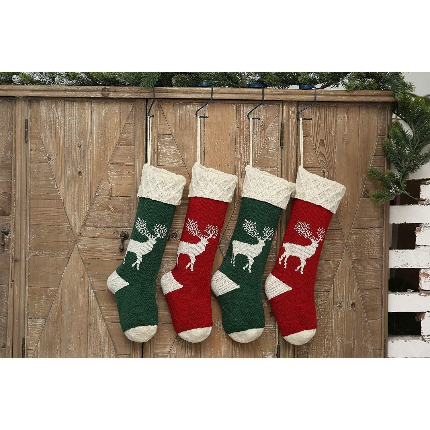 4 Stuks - Kerstsokken Gebreide Rendiermotief - Ophangbare Decoratieve Kerst Ornament - Rendier Gebreide Kerstkousen - Klassieke Stijl met Een Speels Tintje - Hoogwaardige Kwaliteit - 2 Rood / 2 Groen - 46cm