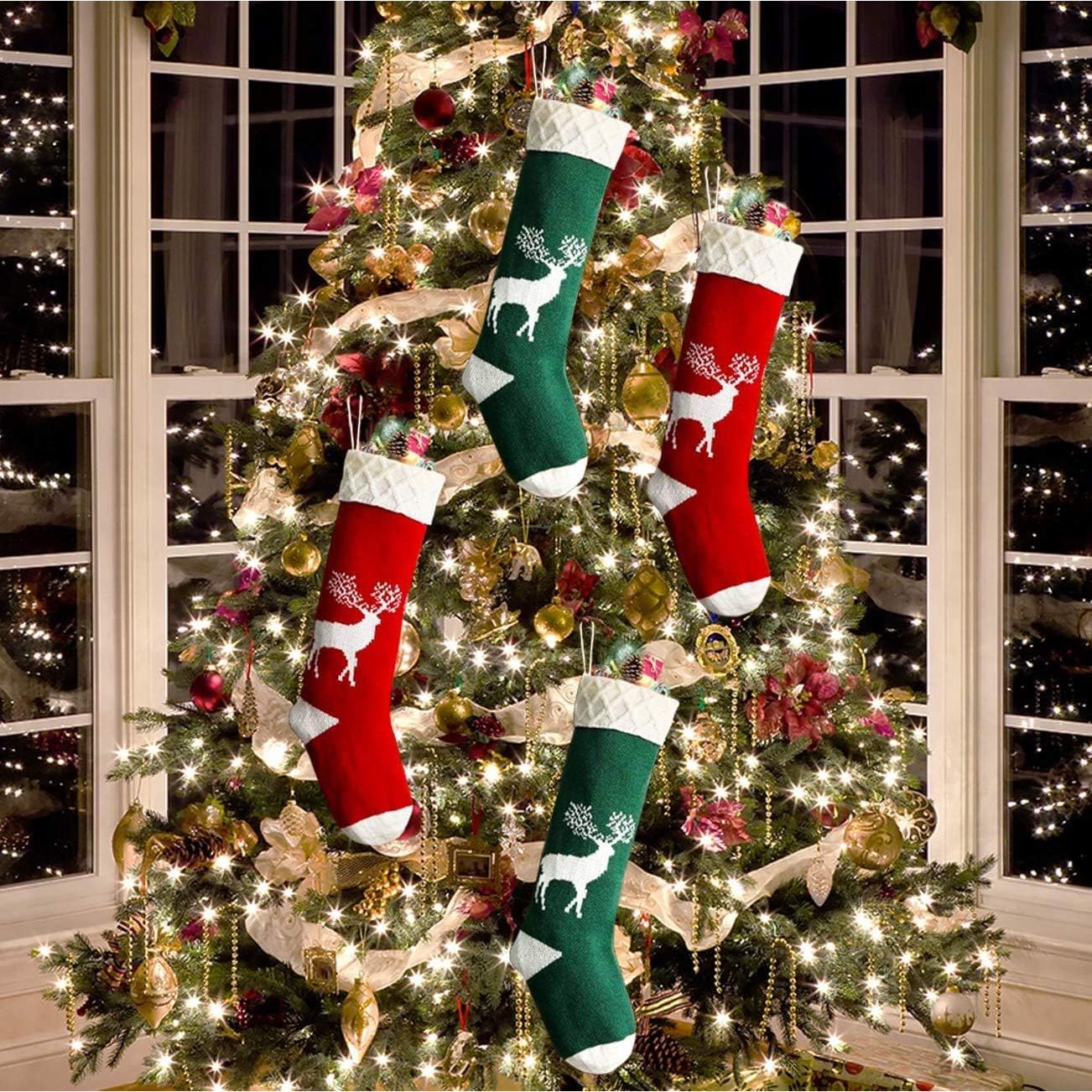 4 Stuks - Kerstsokken Gebreide Rendiermotief - Ophangbare Decoratieve Kerst Ornament - Rendier Gebreide Kerstkousen - Klassieke Stijl met Een Speels Tintje - Hoogwaardige Kwaliteit - 2 Rood / 2 Groen - 46cm
