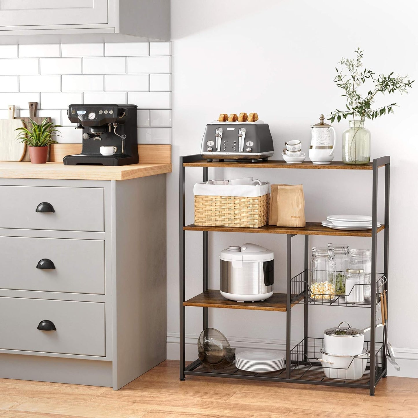 Industriële Keukenrek Met 2 Metalen Mandjes – VASAGLE Vrijstaand Bakkerijrek 80 x 35 x 95 cm – Keuken Organizer Met Haken En Opbergrekken – Microwave Rek In Vintage Donkerbruin En Zwart – Met Verstelbare Poten En IJzeren Frame