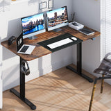 Verstelbaar Elektrisch Zit / Sta Bureau - 140 cm x 71 cm Ergonomische Werkstation - Duurzaam Metaal Frame - Knopbediening - Kabelgat &amp; Koptelefoonhaak - Grote Werkruimte - Anti-botsing Technologie - Rustiek Bruin Tafelblad