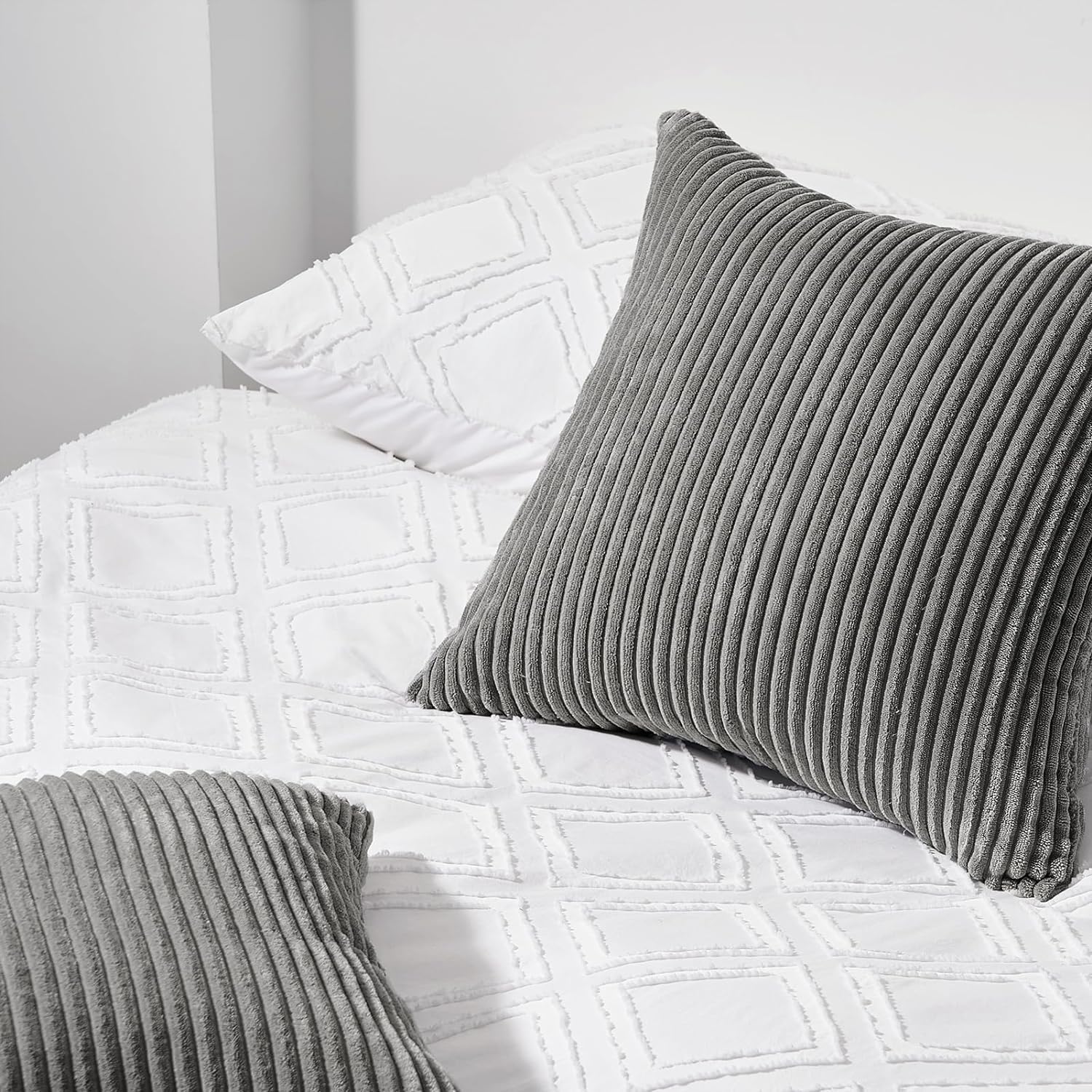 2 Stuks - Donkergrijze Gestreepte Kussenhoezen Set 38 CM - Moderne Sierkussenslopen - Zachte Katoenen Kussenhoezen Voor Woonkamer En Slaapkamer - Luxe En Duurzame Kussenovertrekken - Eenvoudig Wasbare Kussenhoezen - Stijlvolle Donkergrijze Kussenbekleding