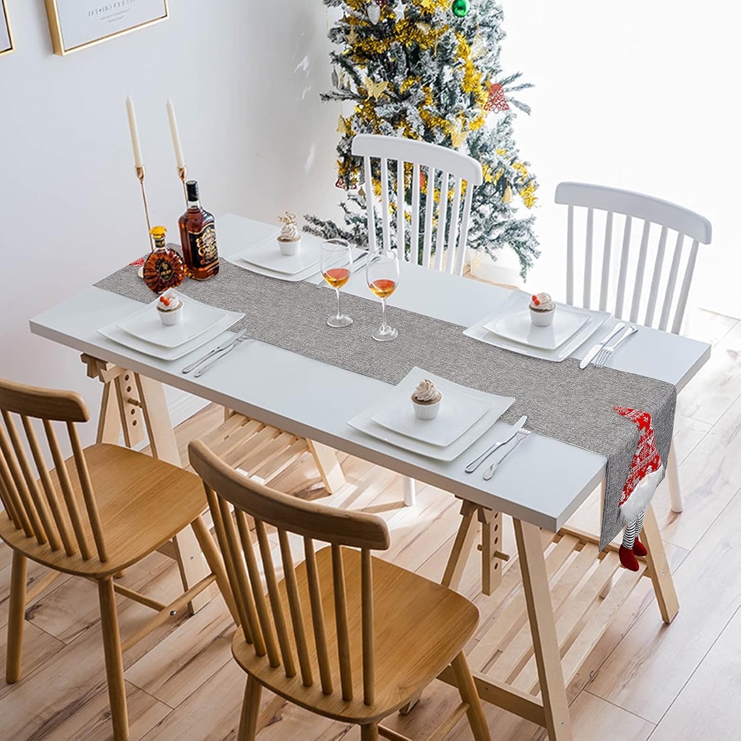 Kerst Tafelloper - 33x180 cm - Grijze Tafelloper met Kerstman Kabouters 3D Design - Katoen Linnen - Duurzaam en Rustiek - Perfect voor Kerstdecoratie en Feestelijke Tafels