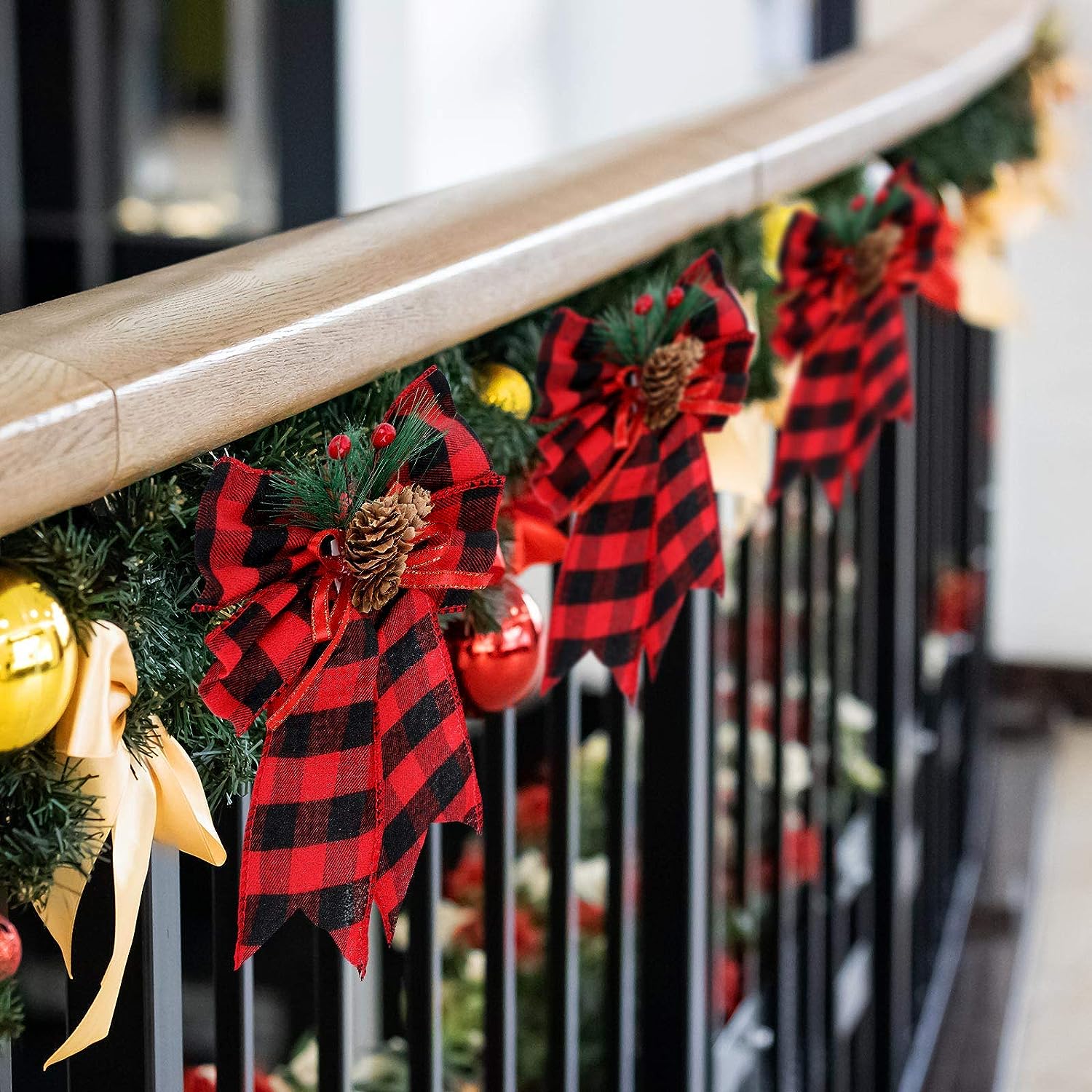 4 Stuks - Kerst Strikken Buffalo Plaid met Denneappels - Binnen- en Buitenversiering - Kerstboom Decoratie - Zwart en Rood -4 Stuks