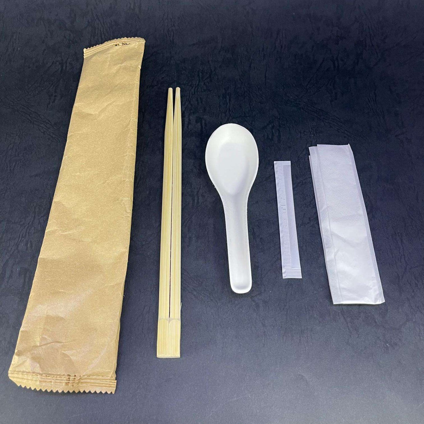100 Stuks - Individueel Verpakte Restaurant Bamboe Besteksets - Chopstick Set - Inclusief Eetstokjes, Lepel, Servet en Tandenstoker - Perfect voor Picnic, BBQ, Feest, Restaurant, Reizen, Camping