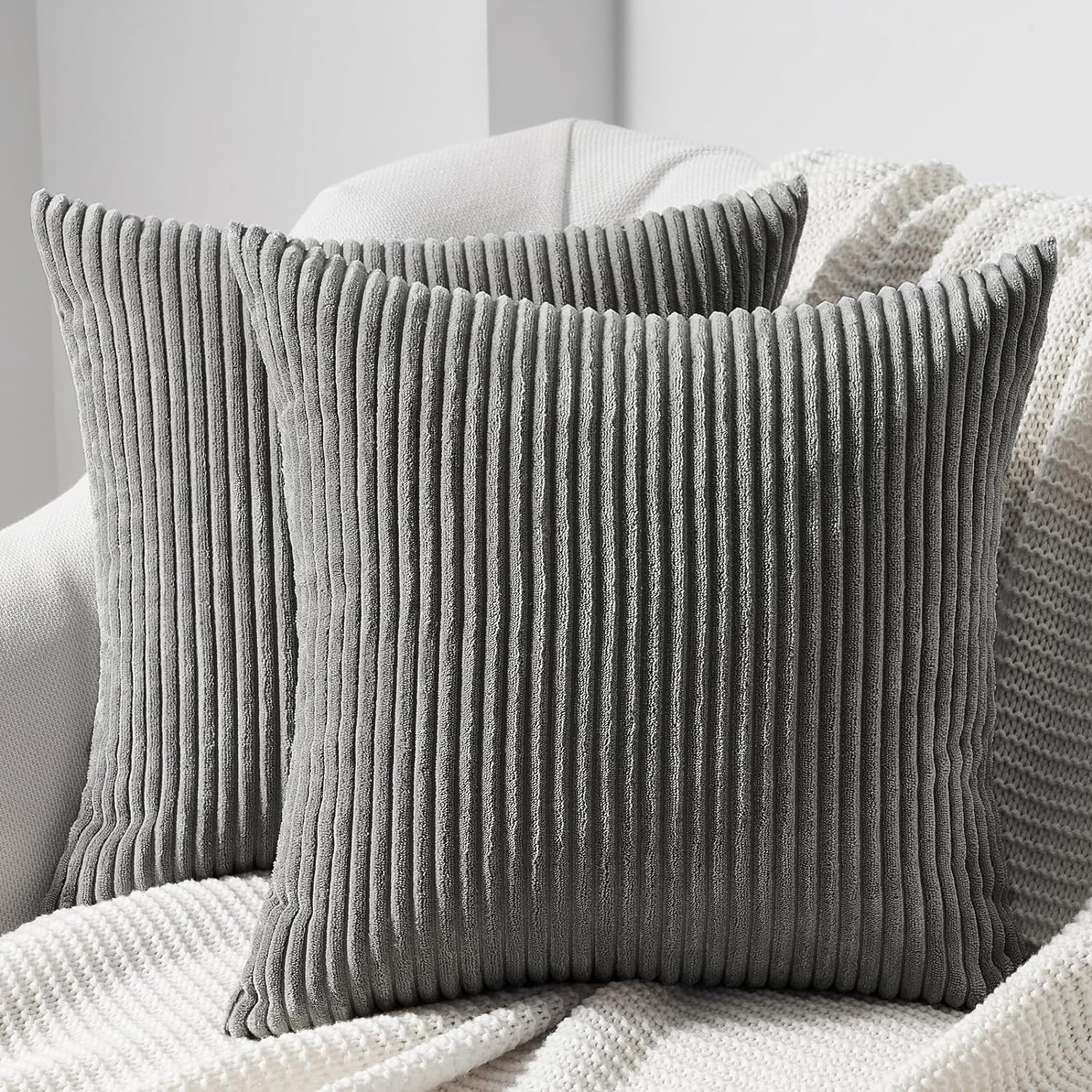 2 Stuks - Donkergrijze Gestreepte Kussenhoezen Set 38 CM - Moderne Sierkussenslopen - Zachte Katoenen Kussenhoezen Voor Woonkamer En Slaapkamer - Luxe En Duurzame Kussenovertrekken - Eenvoudig Wasbare Kussenhoezen - Stijlvolle Donkergrijze Kussenbekleding