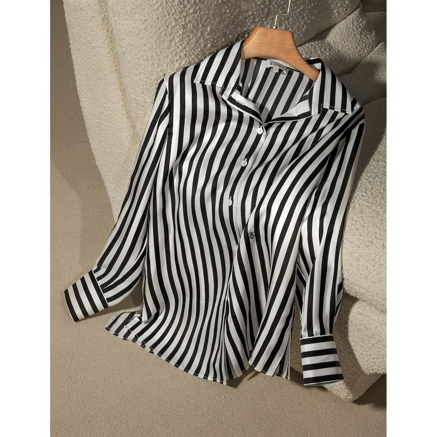 LILYSILK – Damesblouse – 100% Zijde – Blauw Witte Pinstripes – V-Hals – Lange Mouwen – Lichtgewicht – Ademend – Tijdloos Design – Maat S