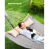 Tweepersoons Hangmat 200 x 140 cm – SONGMICS Opvouwbare Hangmat Met Gebogen Bamboe Spreidstokken En Kussen – Oxford Stof In Grijs-Beige – Tot 225 kg Draagkracht – Comfortabele Buitenhangmat Voor Tuin, Strand En Reizen