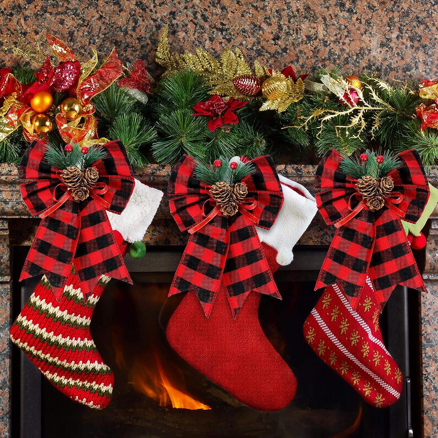 4 Stuks - Kerst Strikken Buffalo Plaid met Denneappels - Binnen- en Buitenversiering - Kerstboom Decoratie - Zwart en Rood -4 Stuks