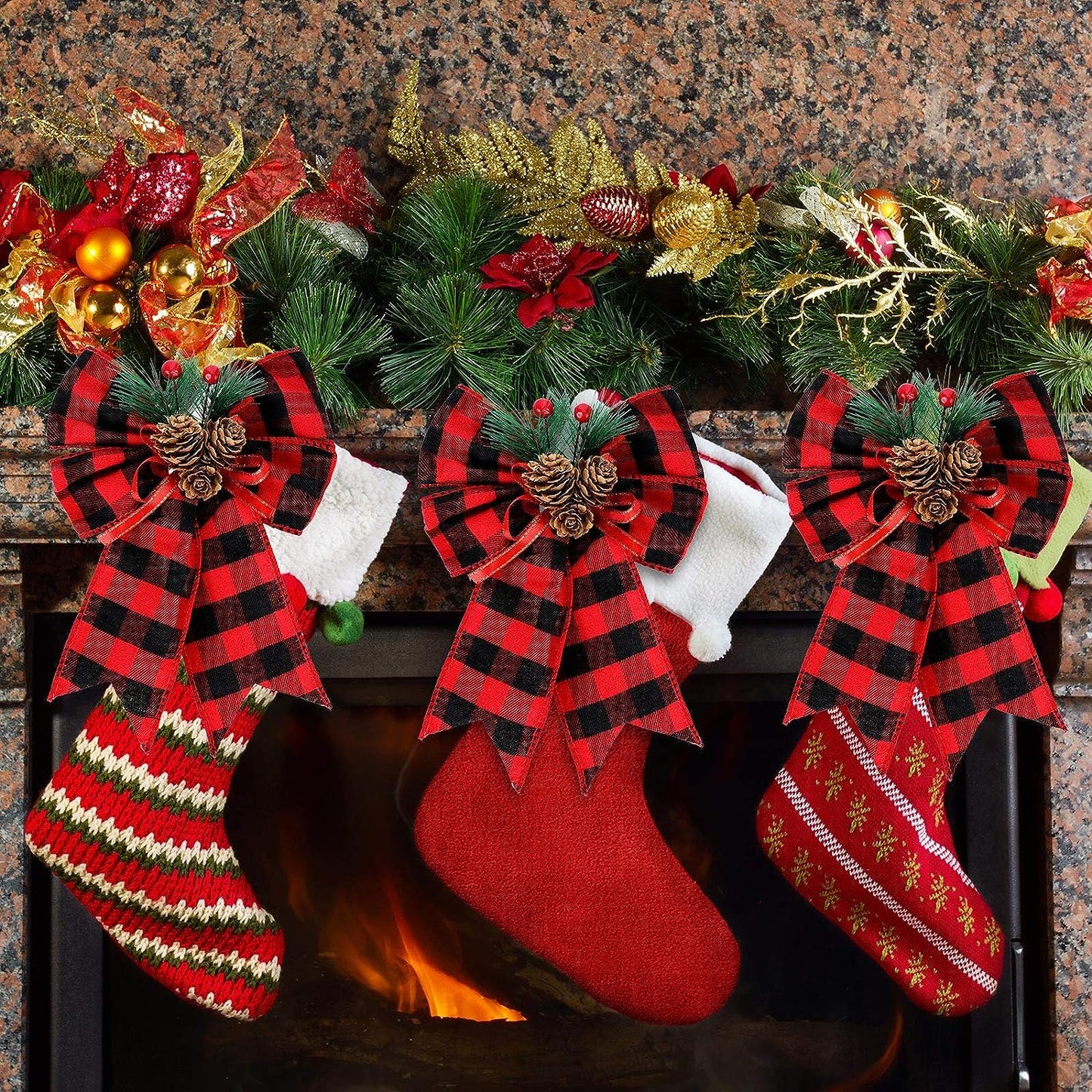 4 Stuks - Kerst Strikken Buffalo Plaid met Denneappels - Binnen- en Buitenversiering - Kerstboom Decoratie - Zwart en Rood -4 Stuks