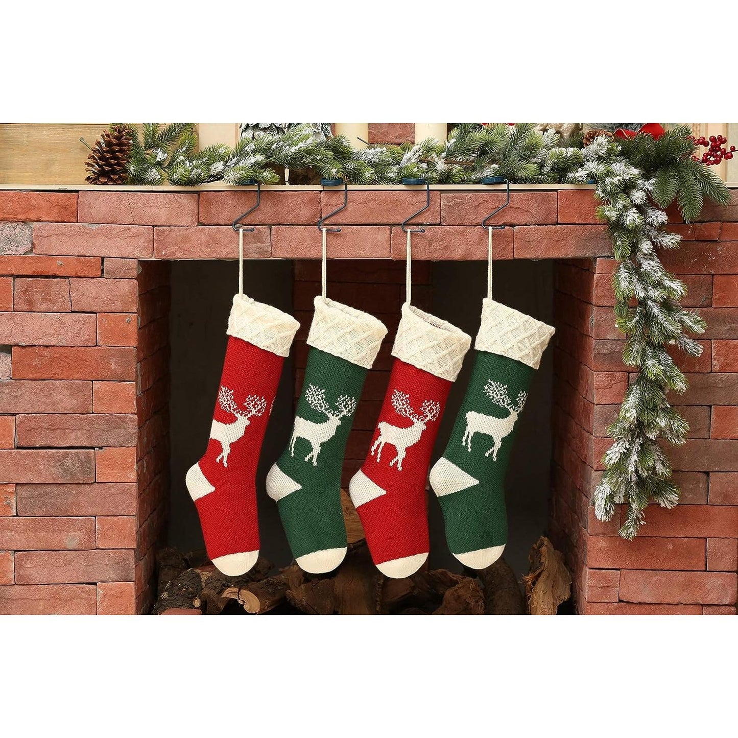 4 Stuks - Kerstsokken Gebreide Rendiermotief - Ophangbare Decoratieve Kerst Ornament - Rendier Gebreide Kerstkousen - Klassieke Stijl met Een Speels Tintje - Hoogwaardige Kwaliteit - 2 Rood / 2 Groen - 46cm