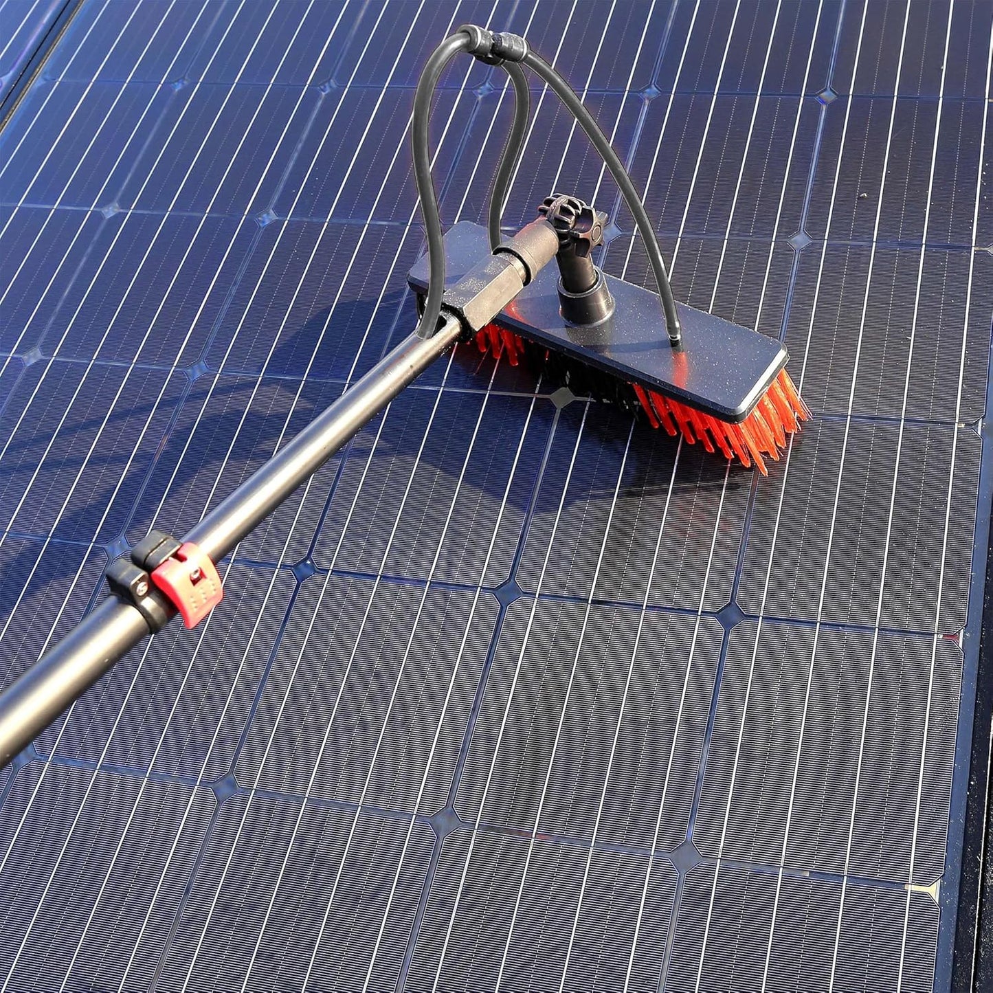 XPOtool Telescoop Wasborstel met Watertoevoer – Uitschuifbare Aluminium Steel tot 9 Meter – Compleet met 10 m Slang – Zachte Borstel met Verstelbare Hoek – Reinigingsset voor Zonnepanelen, Ramen, Dak, Caravan en Vrachtwagen – Professioneel Gereedschap
