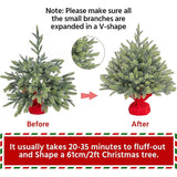 Yaheetech Mini Kunstkerstboom - 61 cm Hoog - Tafelkertboom met Cementbasis in Rode Stoffen Zak - Compacte Onverlichte Kerstdecoratie - Groene PE Naalden - 1 Stuk