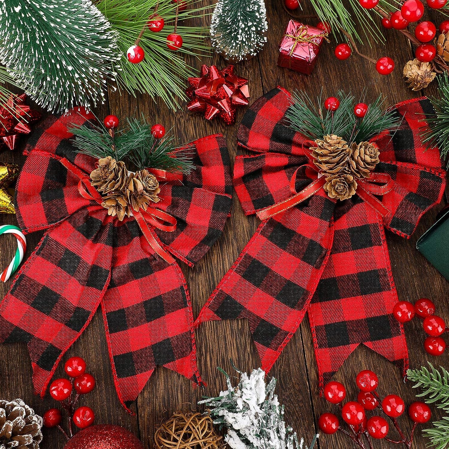 4 Stuks - Kerst Strikken Buffalo Plaid met Denneappels - Binnen- en Buitenversiering - Kerstboom Decoratie - Zwart en Rood -4 Stuks