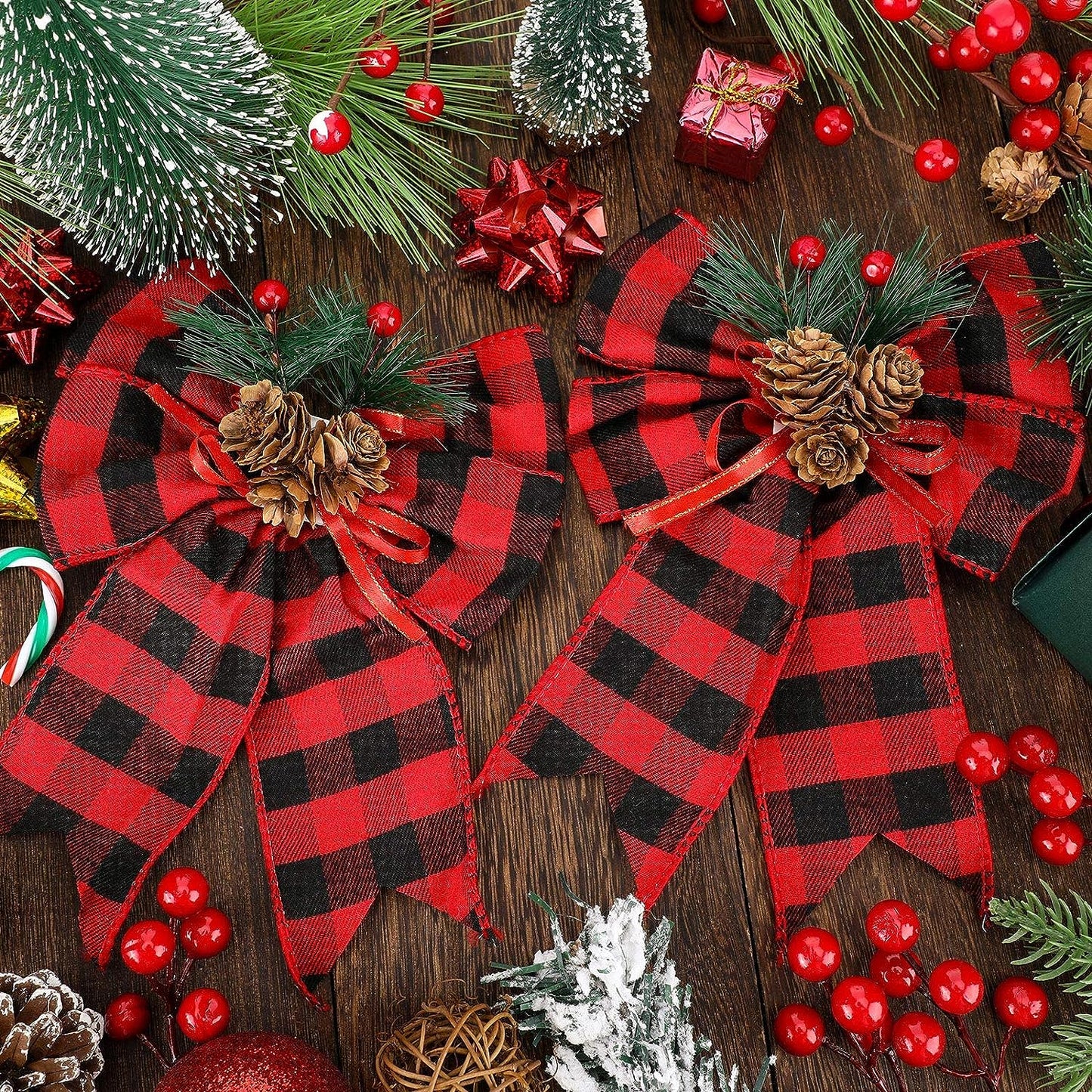 4 Stuks - Kerst Strikken Buffalo Plaid met Denneappels - Binnen- en Buitenversiering - Kerstboom Decoratie - Zwart en Rood -4 Stuks