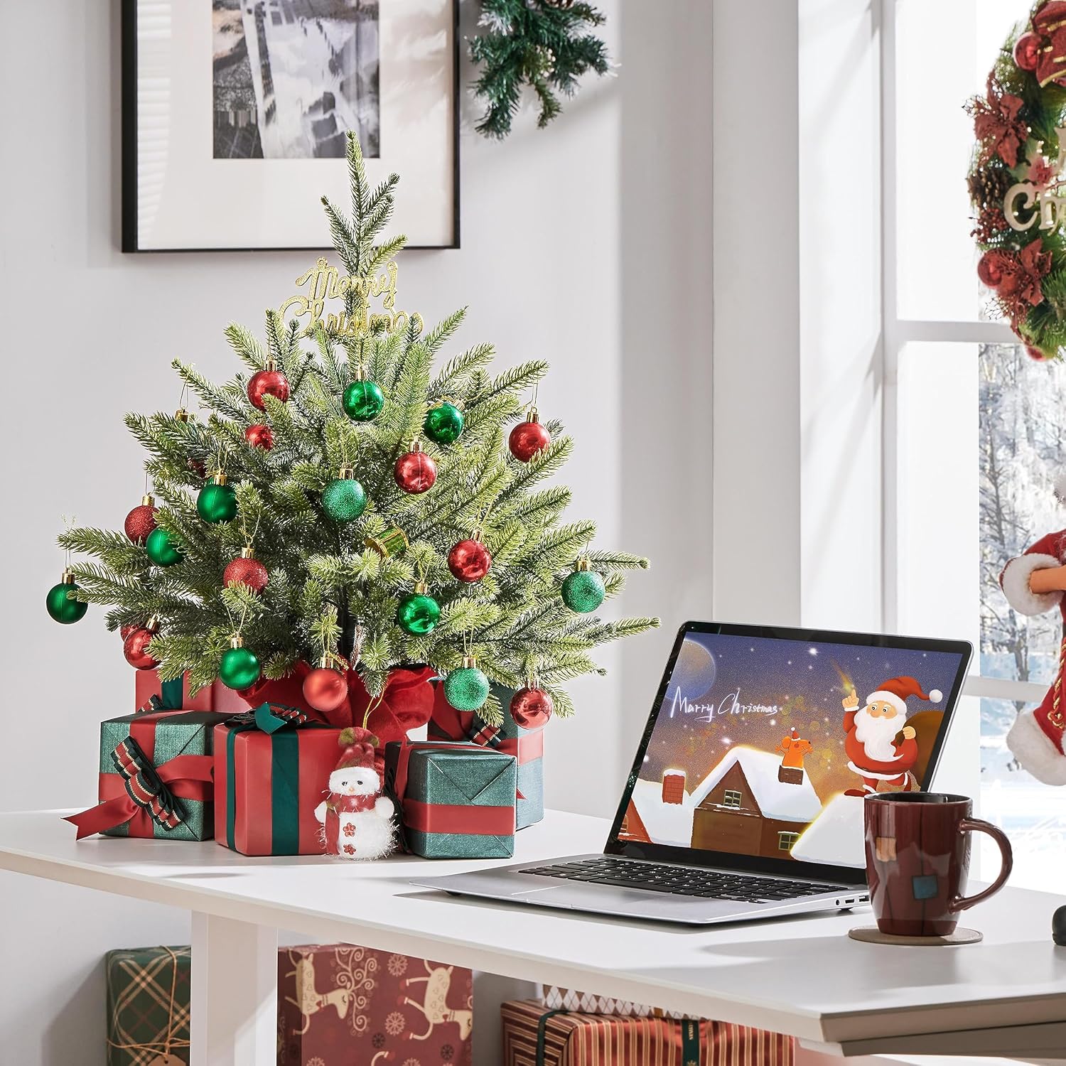 Yaheetech Mini Kunstkerstboom - 61 cm Hoog - Tafelkertboom met Cementbasis in Rode Stoffen Zak - Compacte Onverlichte Kerstdecoratie - Groene PE Naalden - 1 Stuk