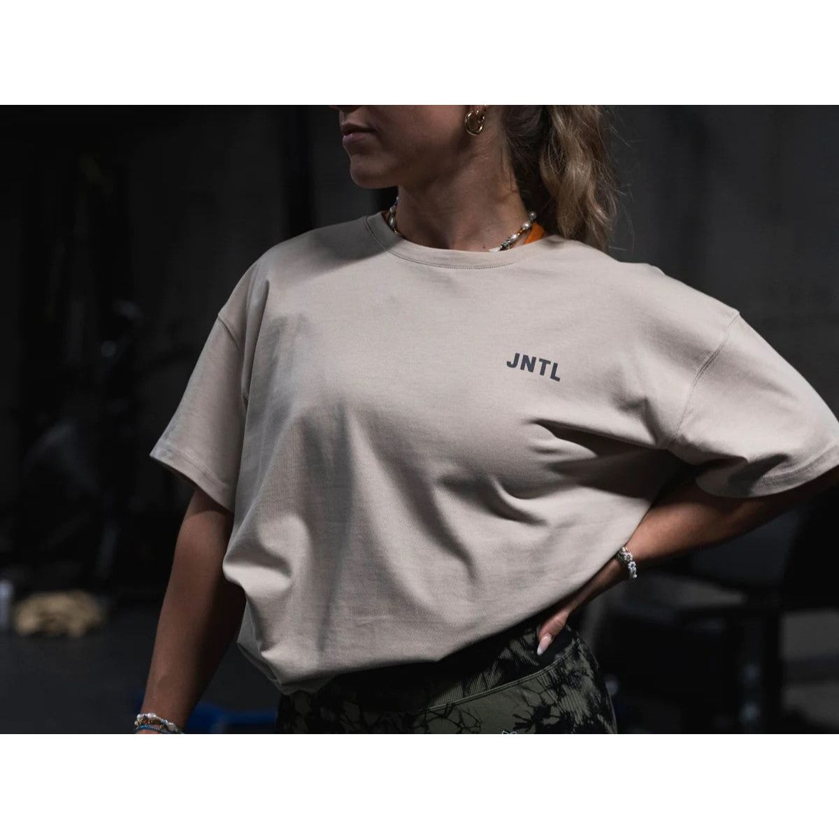 Lifting Club Oversized T-Shirt - Stijlvolle en Comfortabele Mode voor Elke Gelegenheid, Verkrijgbaar in Beige en Bruin, Maten S en L - 100% Katoen met Unieke Print, O-Neck en Ruime Pasvorm, Ideaal voor Casual en Sportieve Outfits