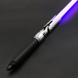 Custom Lightsaber - Gebaseerd op Cal Kestis' Fallen Order - Aluminium Hilt - Inclusief Opbergkoffer en Accessoires - Polycarbonaat Blade - 27 Soundfonts - 9 Licht effecten - 10 Ontsteek effecten - 12 Kleuren - 3000mAh Oplaadbare Batterij