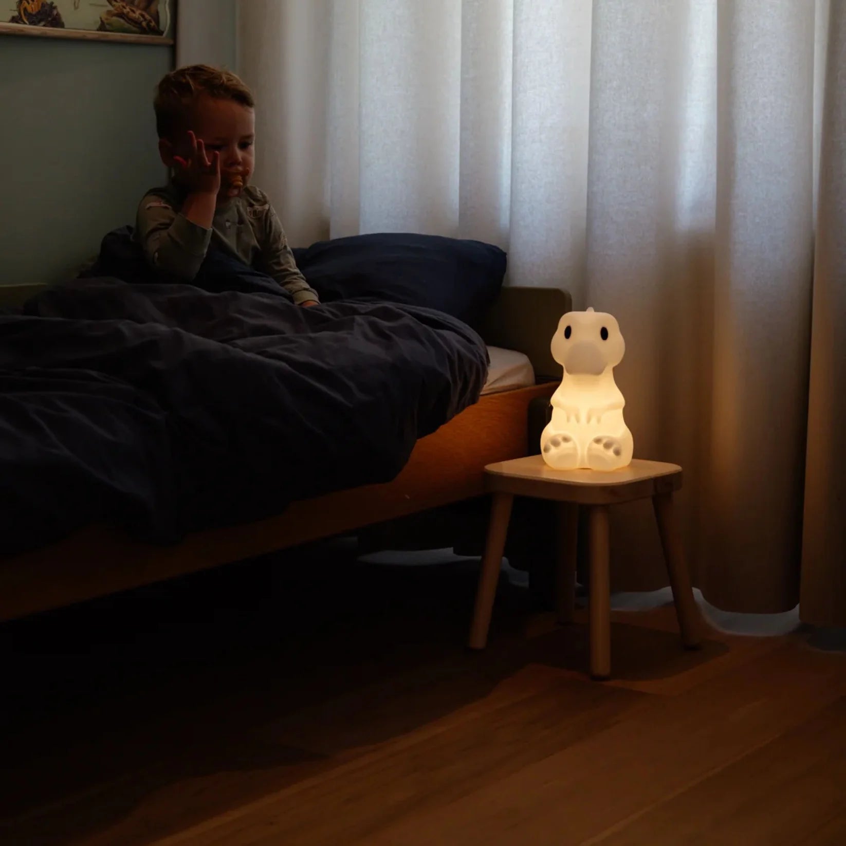 Mr Maria - Grote T-Rex Nachtlamp 25 cm - Dinosaurus Lamp Groot - Dino Kinderlamp - LED Nachtlamp Kind - Siliconen Tafellamp - Dier Nachtlamp - Warm Wit LED Licht - Dimmer In Snoer - Oplaadbare Lamp - Dino Decoratie Lamp - Afmeting 25 x 18 x 14 cm - 5W LED
