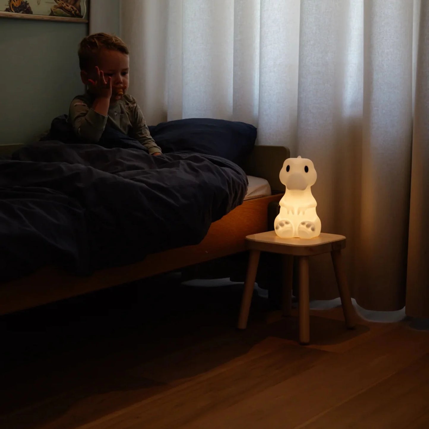 Mr Maria - Grote T-Rex Nachtlamp 25 cm - Dinosaurus Lamp Groot - Dino Kinderlamp - LED Nachtlamp Kind - Siliconen Tafellamp - Dier Nachtlamp - Warm Wit LED Licht - Dimmer In Snoer - Oplaadbare Lamp - Dino Decoratie Lamp - Afmeting 25 x 18 x 14 cm - 5W LED