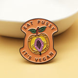 2 Stuks - Veganistische / Vegetarische Emaille Pins Set - Metalen Broches - "Plant Powered" en "Eat Pussy It's Vegan" Designs - Perfecte Accessoire voor Veganisten - Duurzame en Stijlvolle Pins - Vegan Cadeau Idee