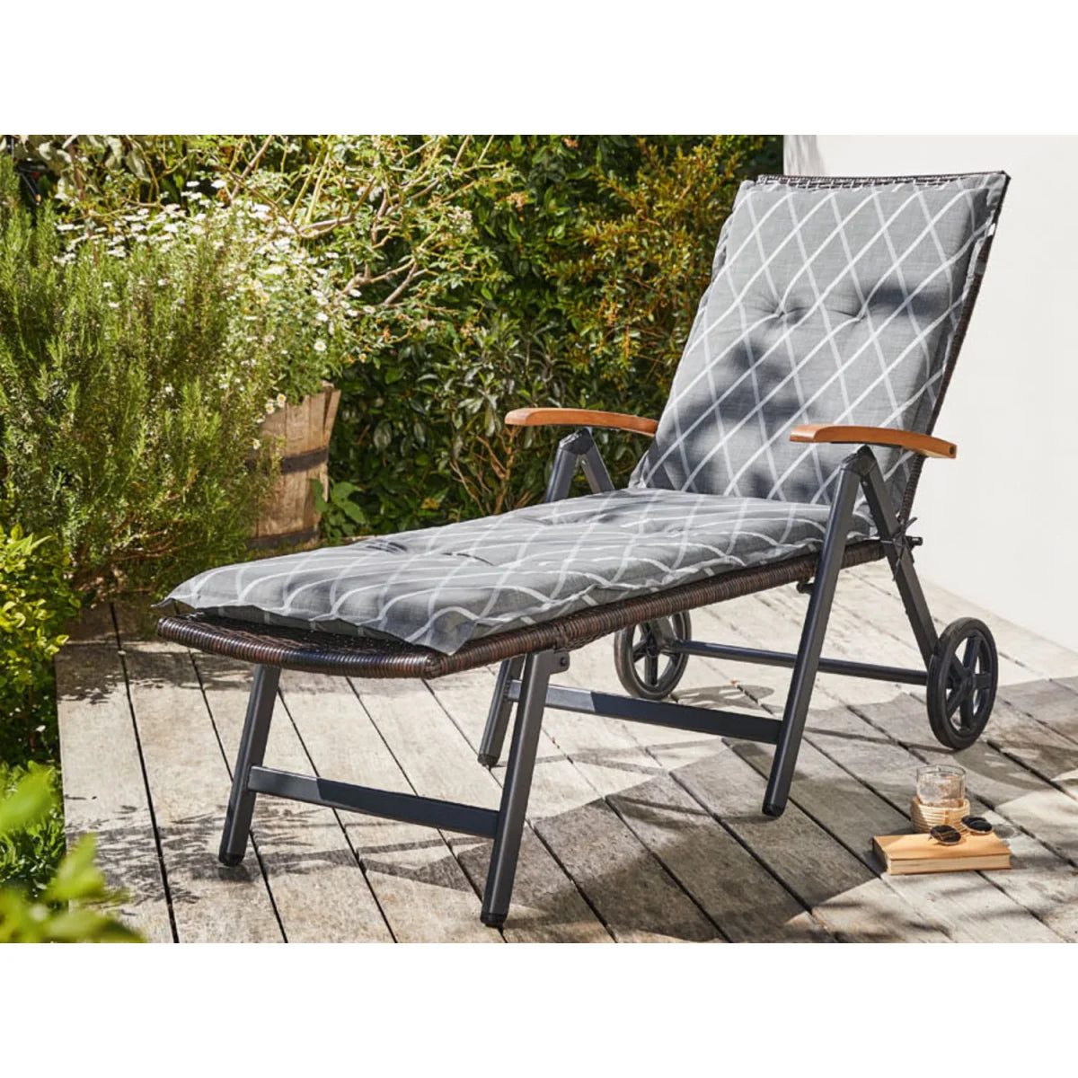 LIVARNO Home – Inklapbare Ligstoel – Aluminium Frame – Polyrattan Bekleding – Met Armleuningen en 2 Wielen – 6-Posities Verstelbaar – Voor Tuin, Balkon of Zwembad – 195 x 112 x 72 cm –