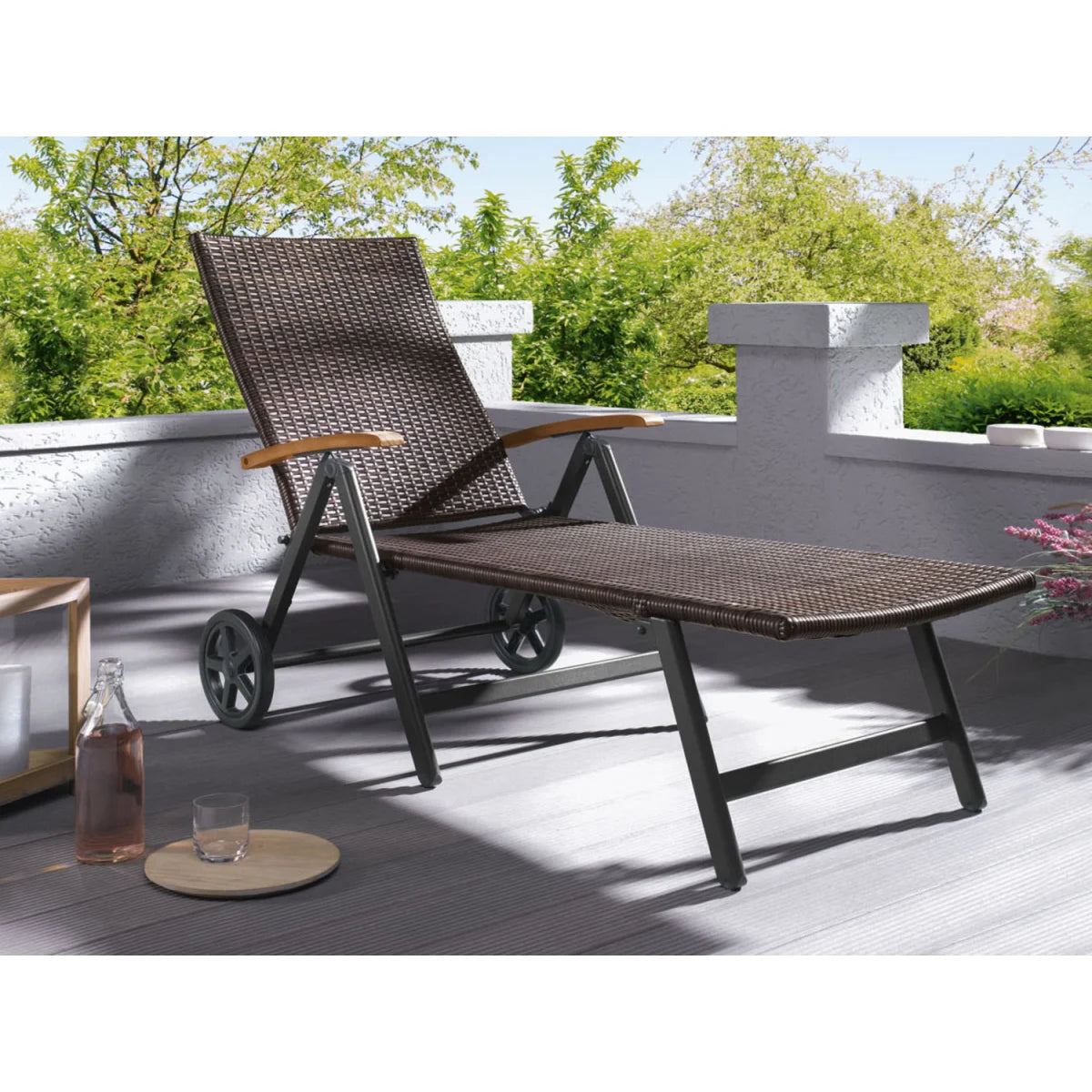LIVARNO Home – Inklapbare Ligstoel – Aluminium Frame – Polyrattan Bekleding – Met Armleuningen en 2 Wielen – 6-Posities Verstelbaar – Voor Tuin, Balkon of Zwembad – 195 x 112 x 72 cm –