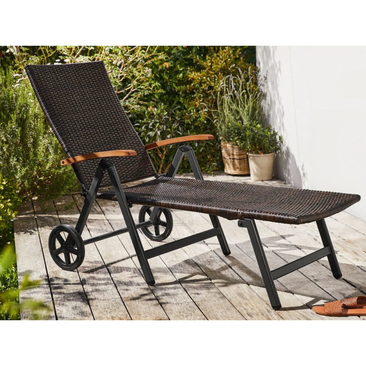 LIVARNO Home – Inklapbare Ligstoel – Aluminium Frame – Polyrattan Bekleding – Met Armleuningen en 2 Wielen – 6-Posities Verstelbaar – Voor Tuin, Balkon of Zwembad – 195 x 112 x 72 cm –