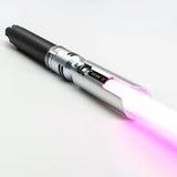 Custom Lightsaber - Gebaseerd op Cal Kestis' Fallen Order - Aluminium Hilt - Inclusief Opbergkoffer en Accessoires - Polycarbonaat Blade - 27 Soundfonts - 9 Licht effecten - 10 Ontsteek effecten - 12 Kleuren - 3000mAh Oplaadbare Batterij